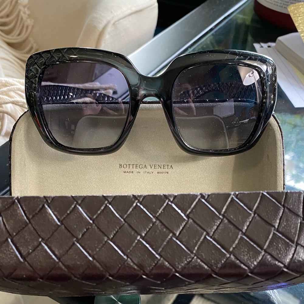 Bottega Veneta oversized SIGNATURE SUNGLASSES/case classic celeb style black H39